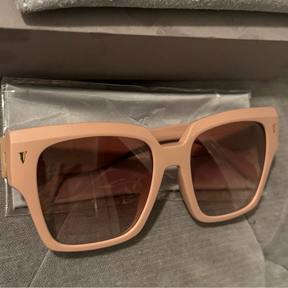 Mint Condition MITA SUSTAINABLE EYEWEAR
56mm Square Sunglasses